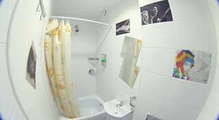 Гостиница Best Days Hostel & Club Нижний Новгород Кровать в общем 8-местном номере с ванной комнатой-4
